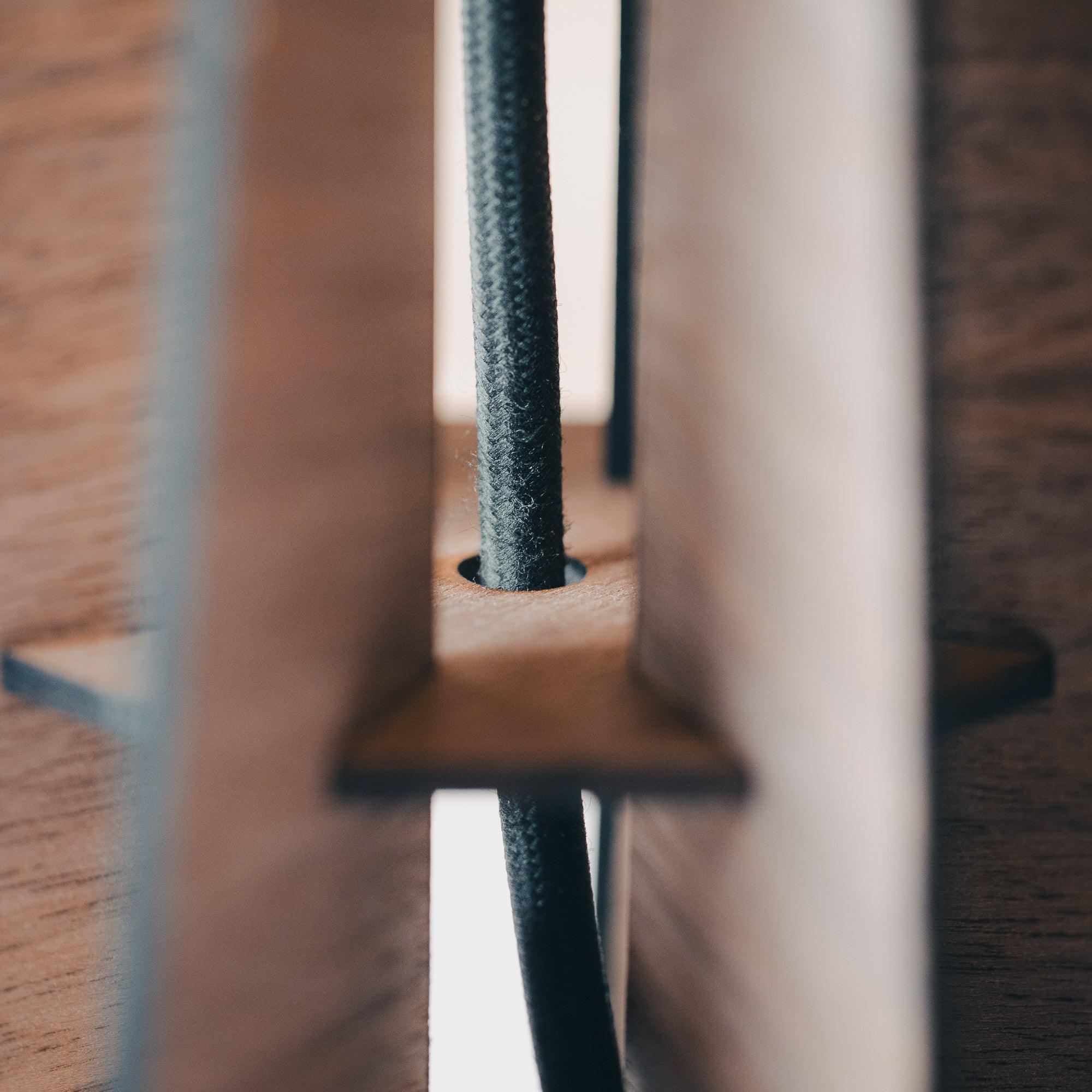 Lampe en bois Tilt - Intrigante et originale