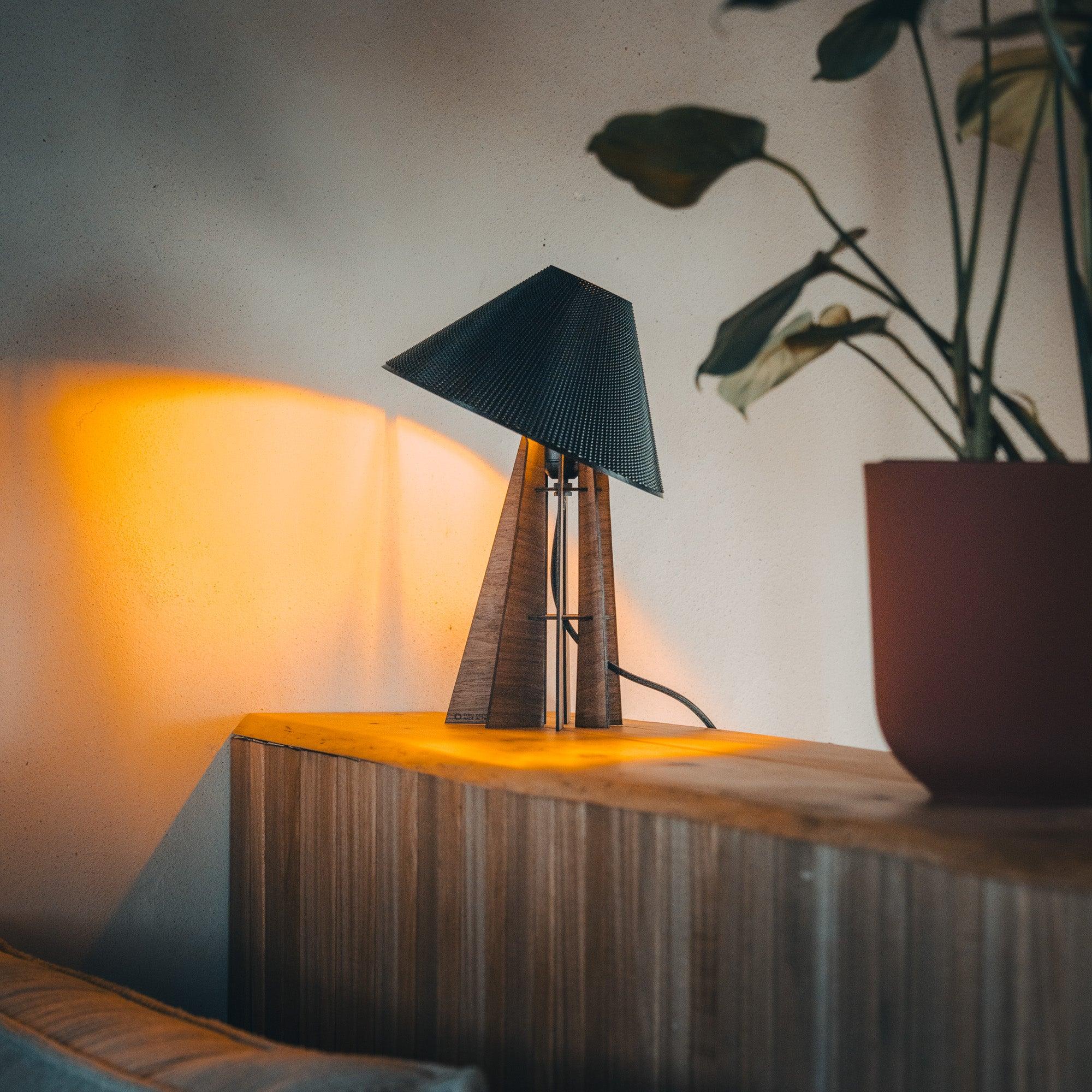 Lampe en bois Tilt - Intrigante et originale