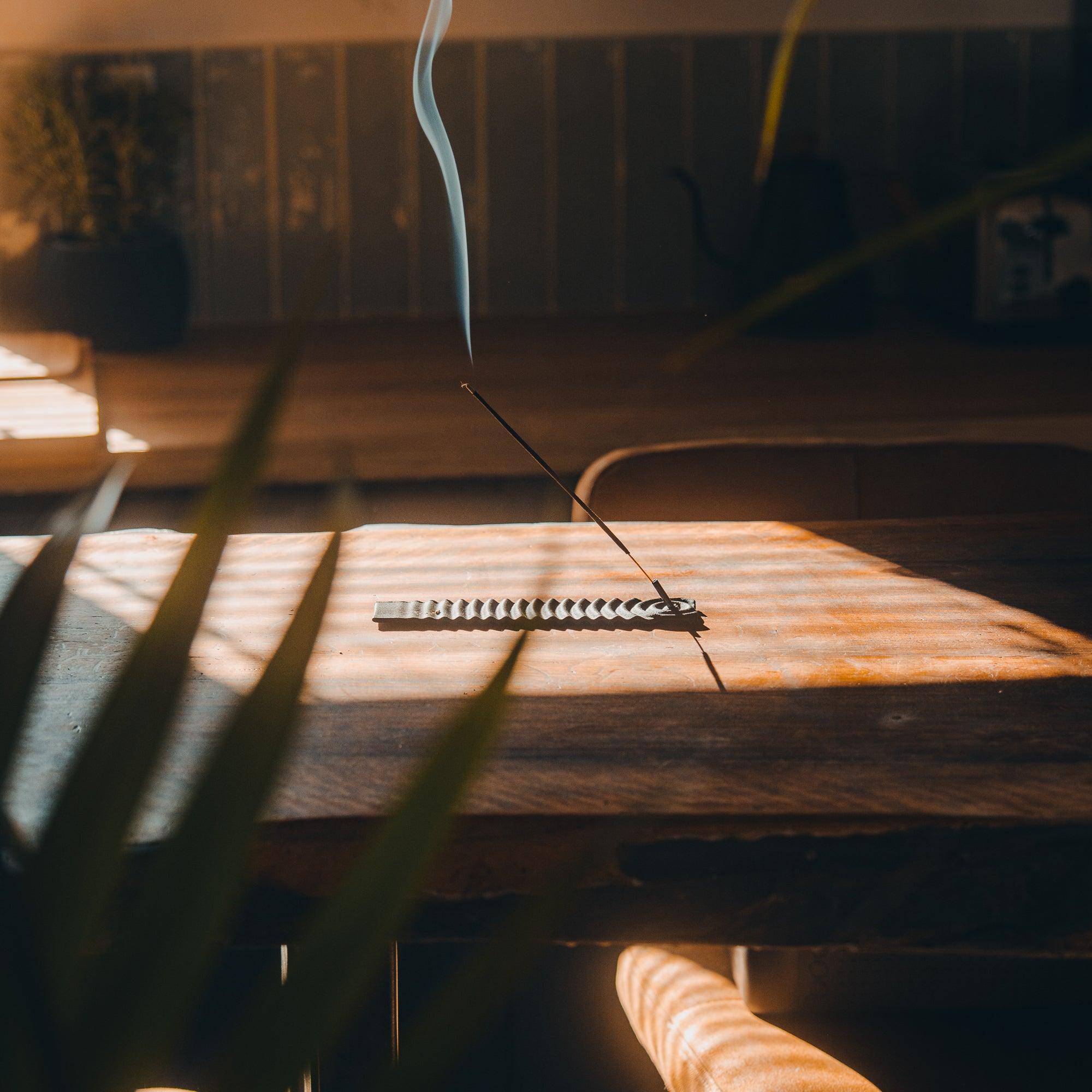 Porte-encens - A base de bois avec insert en métal - Wavy